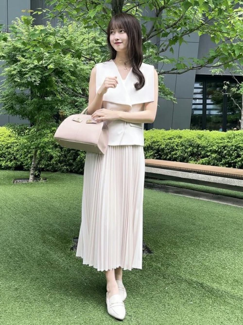 「ワンピース、ジレ、プリーツ、noela、キャミワンピース、ノエラ」｜「Noelaのジレ×キャミワンピースセット（ワンピース、ホワイト系）」を使った、HIROMIさん（レディース・159cm）の夏コーディネートの1枚目の写真