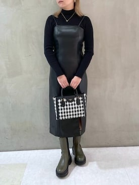 「レザーワンピース」｜「アイテム（バッグ）」を使った、SAMANTHAVEGAShopStaffさん（レディース・163cm）の秋コーディネート
