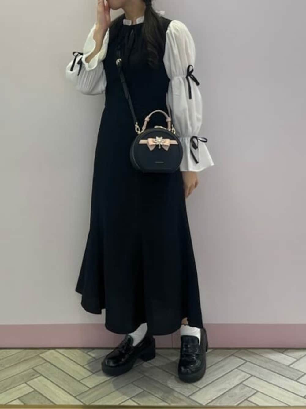 「ワンピース、ショルダーバッグ、リボン、ビジュー、モノトーンコーデ、サマンサベガ、韓国ファッション、ワンハンドル、SamanthaVega」｜「SAMANTHAVEGAのリボンラウンドショルダーバッグ（ショルダーバッグ、ブラック系）」を使った、SAMANTHAVEGAShopStaffさん（レディース・158cm）の秋コーディネートの1枚目の写真