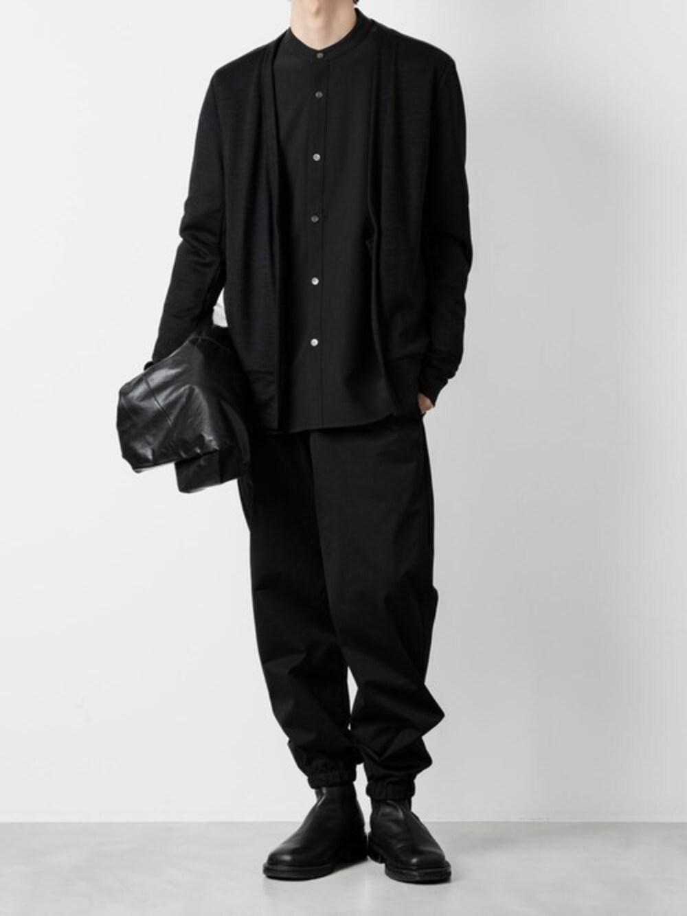 ブラック系のカーディガン/ボレロ、ブラック系のシャツ/ブラウス、ブラック系のその他パンツを着用したメンズの春コーディネートの1枚目の写真