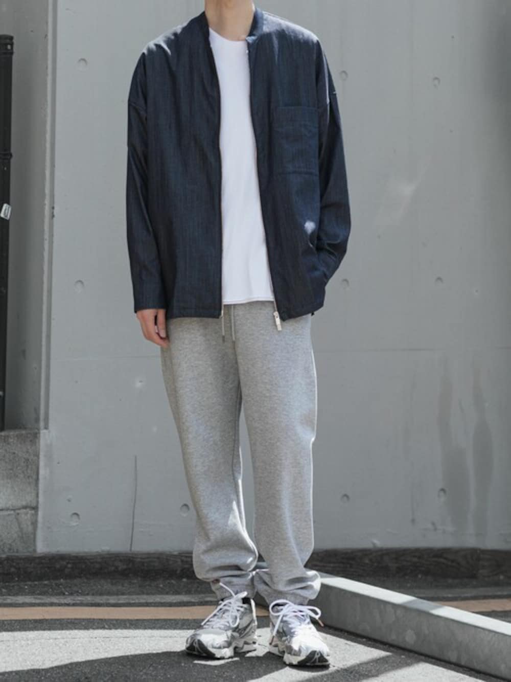 「スウェットパンツ、グレー、Tシャツ、デニムシャツ、大人カジュアル、休日スタイル、きれいめカジュアル、シンプルコーデ、春コーデ、トレーニング」｜「ATTACHMENTの【 直営店・ZOZOTOWN限定 】5.5ozデニム ワンウォッシュ バンドカラーシャツ / 5.5oz DENIM ONE WASH BAND COLLAR SHIRT（シャツ/ブラウス、ブルー系）」を使った、aoiさん（メンズ・173cm）の春コーディネートの1枚目の写真