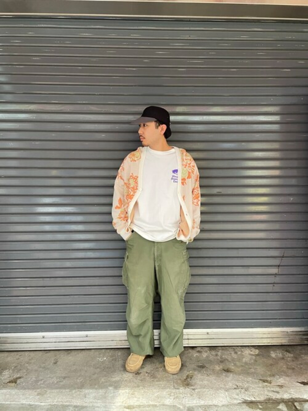 「カーディガン、ストリート、BEAVER、ロンT、オーバーサイズ、MANASTASH、カジュアルコーデ、BEAVER上野、ファズラ、B'omnivore」｜「MANASTASHのFAZZRA/ファズラ NYLON EAR CAP ナイロンイヤーキャップ（キャップ、ブラック系）」を使った、Turkeyさん（メンズ・173cm）の春コーディネートの1枚目の写真