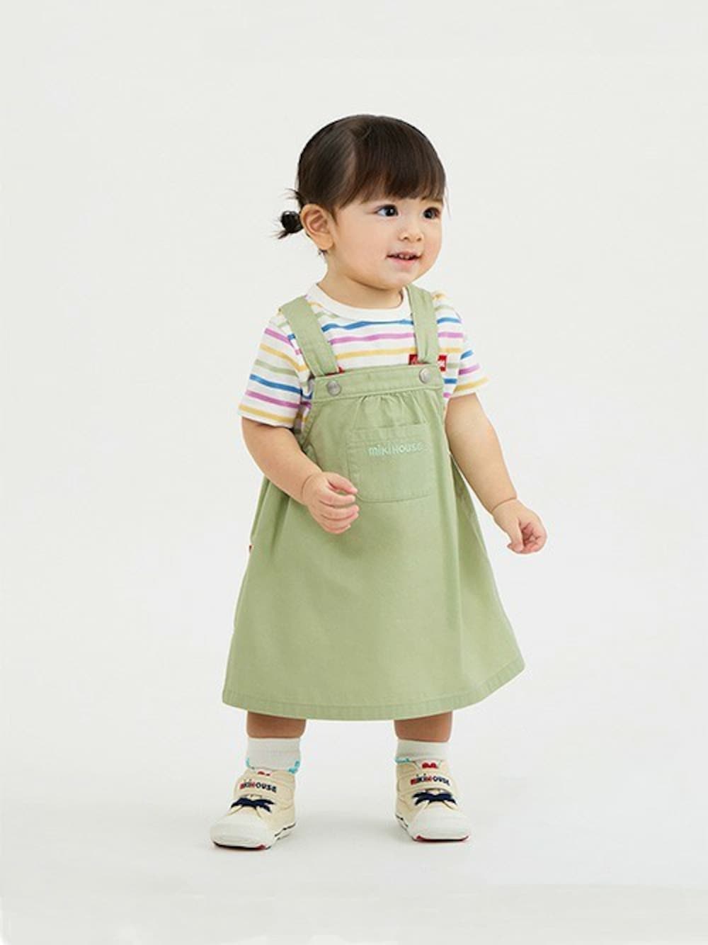 「ロゴT、ボーダー、ジャンパースカート、お出かけコーデ、キッズコーデ、夏コーデ、カラーコーデ、mikihouse、ミキハウス、キッズファッション」｜「MIKI HOUSEの【WEB限定】ジャンパースカート（ジャンパースカート、グリーン系）」を使った、mikihouse担当者4さん（キッズ・81cm）の春コーディネートの1枚目の写真