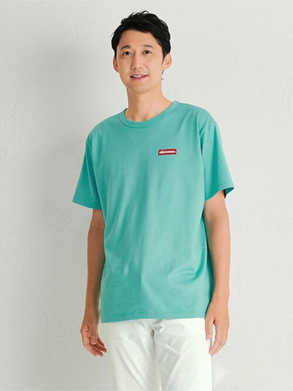 「お出かけコーデ、親子コーデ、夏コーデ、親子でおそろい、家族旅行、パパコーデ、カラーコーデ、mikihouse、ミキハウス、リンクコーデ」｜「MIKI HOUSEの【WEB限定】ワッペンロゴ半袖Ｔシャツ（大人用）（Tシャツ/カットソー、ブルー系）」を使った、mikihouse担当者4さん（メンズ・181cm）の春コーディネートの1枚目の写真
