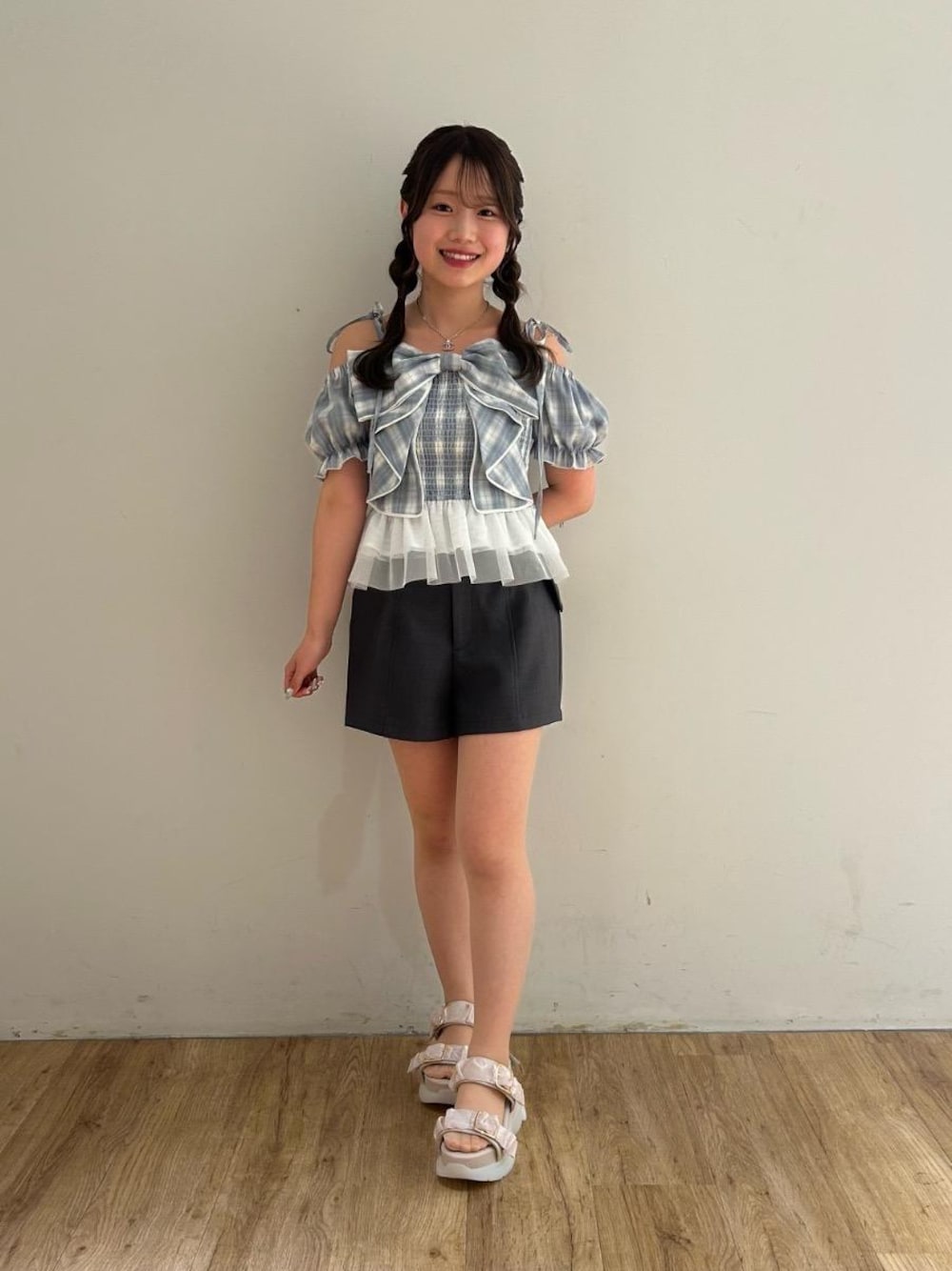 ピンク系のサンダル、ブルー系のシャツ/ブラウス、グレー系のその他パンツを着用したレディースの夏コーディネートの1枚目の写真