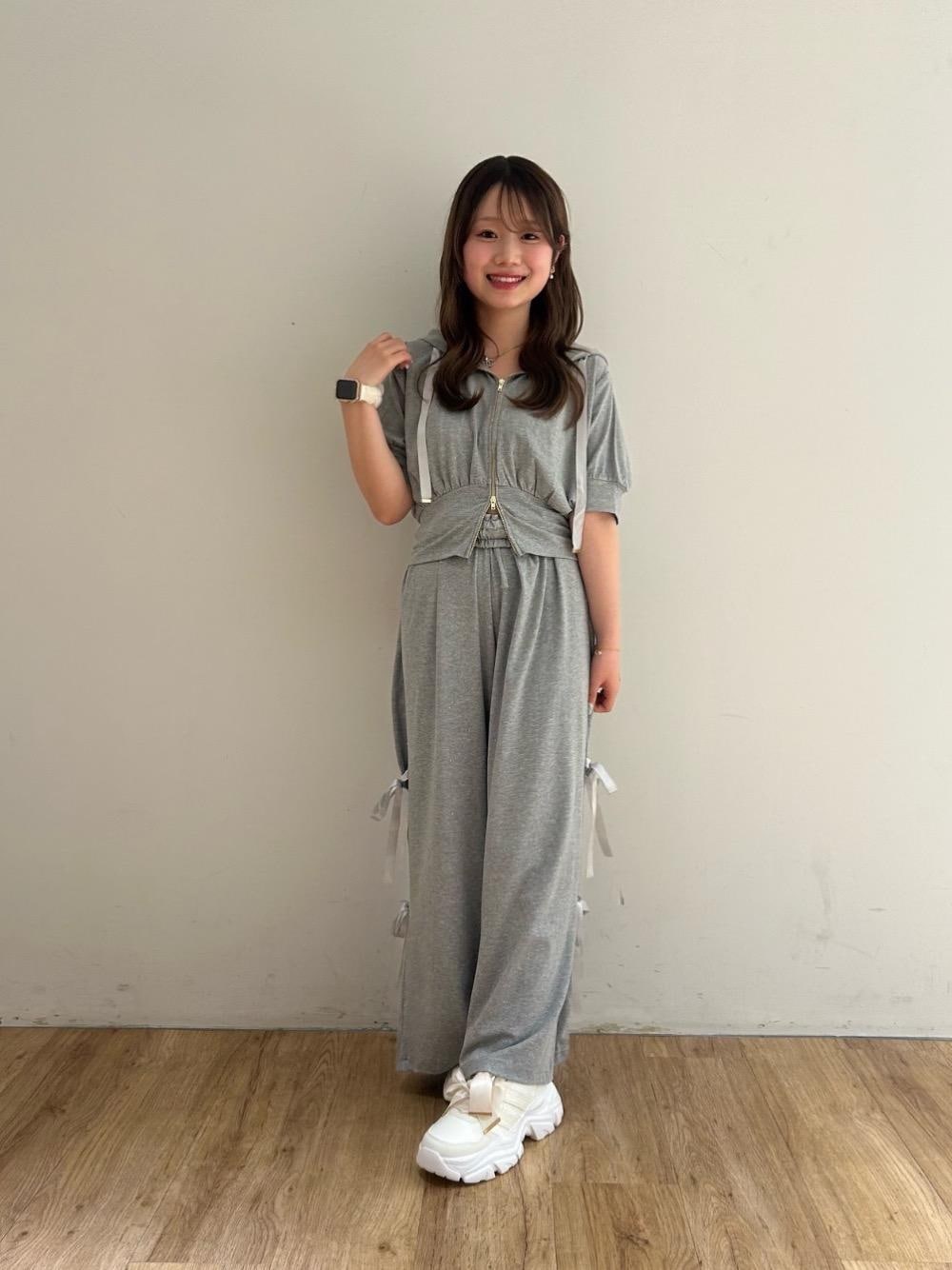 ホワイト系のスニーカー、グレー系のパーカー、グレー系のその他パンツを着用したレディースの夏コーディネートの1枚目の写真