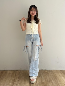 「MAJESTIC LEGON（マジェスティックレゴン）のスリットビジューフレアデニムパンツ（デニムパンツ、ブルー系）」を使った、はなのさんの夏コーディネート