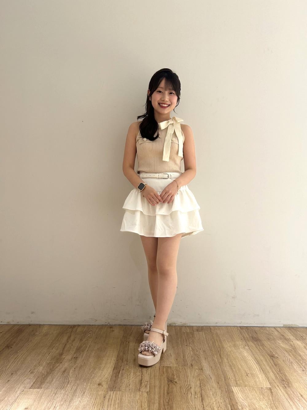 ベージュ系のサンダル、ピンク系のニット/セーター、ホワイト系のスカートを着用したレディースの夏コーディネートの1枚目の写真