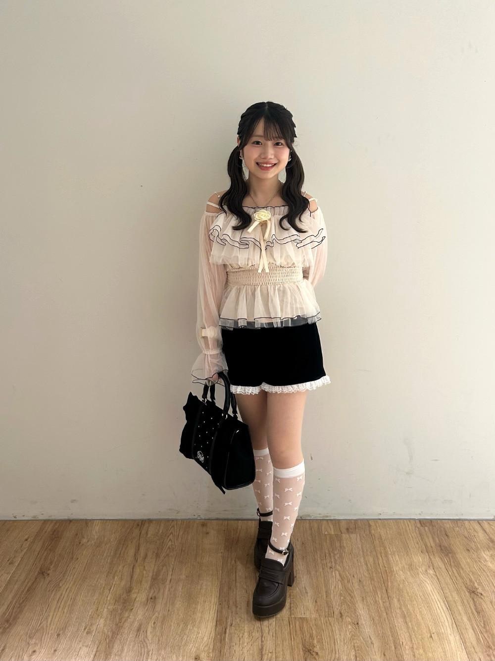 ブラック系のショルダーバッグ、ブラウン系のローファー、ブラック系のその他パンツを着用したレディースの夏コーディネートの1枚目の写真
