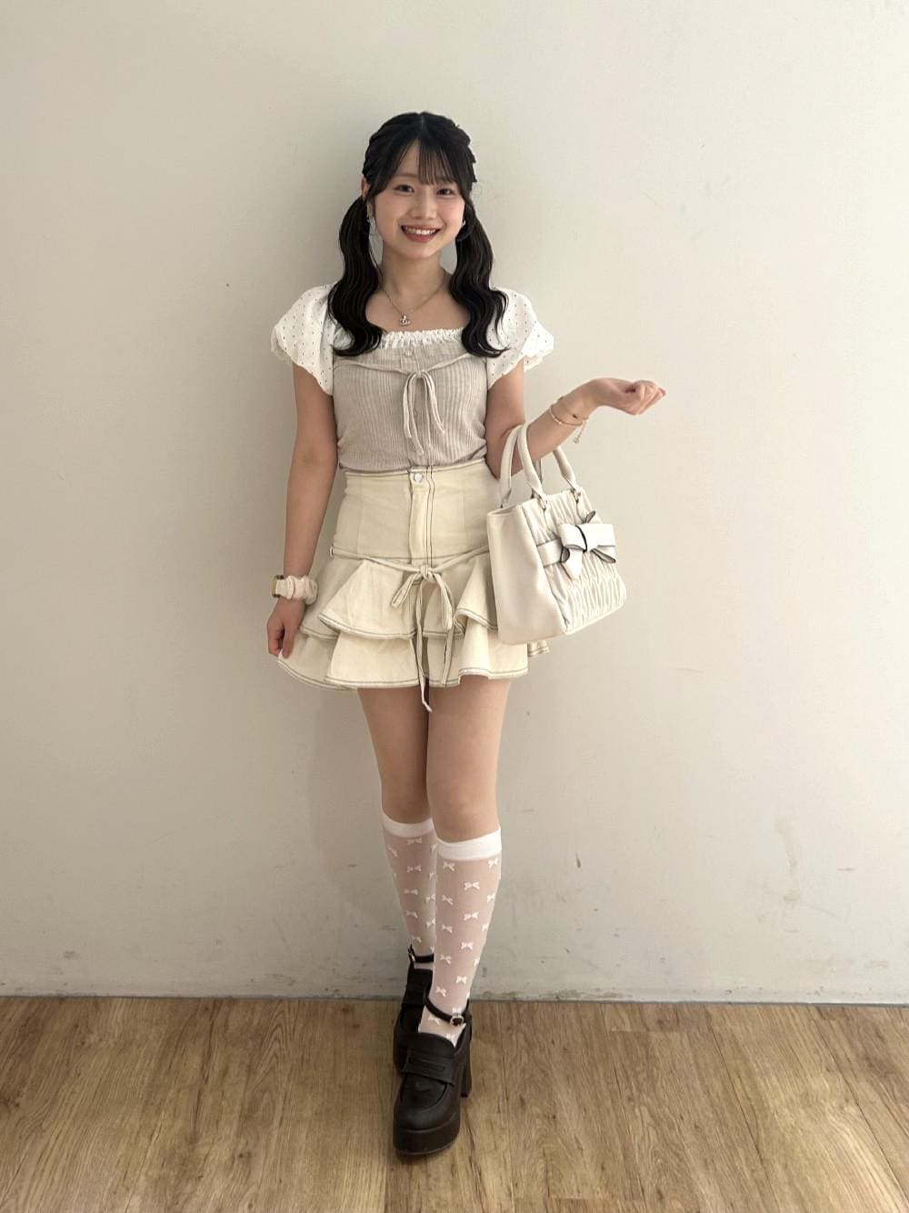 ホワイト系のショルダーバッグ、ブラウン系のローファー、ピンク系のTシャツ/カットソーを着用したレディースの夏コーディネートの1枚目の写真