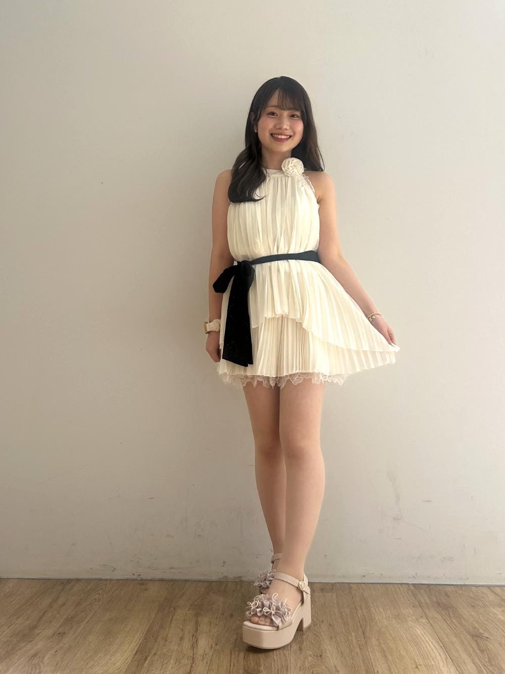 ベージュ系のサンダル、ホワイト系のワンピースを着用したレディースの夏コーディネートの1枚目の写真