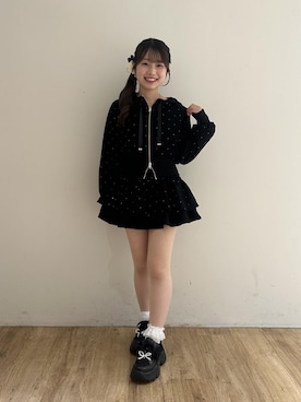 「MAJESTIC LEGON（マジェスティックレゴン）の2WAYデコリボンスニーカー（スニーカー、ブラック系）」を使った、はなのさんの秋コーディネート