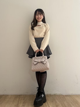 「MAJESTIC LEGON（マジェスティックレゴン）のクラシカルスクエアリボンバッグ（ショルダーバッグ、ピンク系）」を使った、はなのさんの秋コーディネート