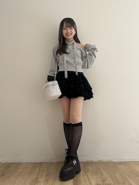「MAJESTIC LEGON（マジェスティックレゴン）のロゴビジュー厚底スニーカー（スニーカー、ブラック系）」を使った、はなのさんの秋コーディネート