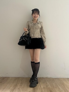 「MAJESTIC LEGON（マジェスティックレゴン）のクラシカルスクエアリボンバッグ（ショルダーバッグ、ブラック系）」を使った、はなのさんの秋コーディネート