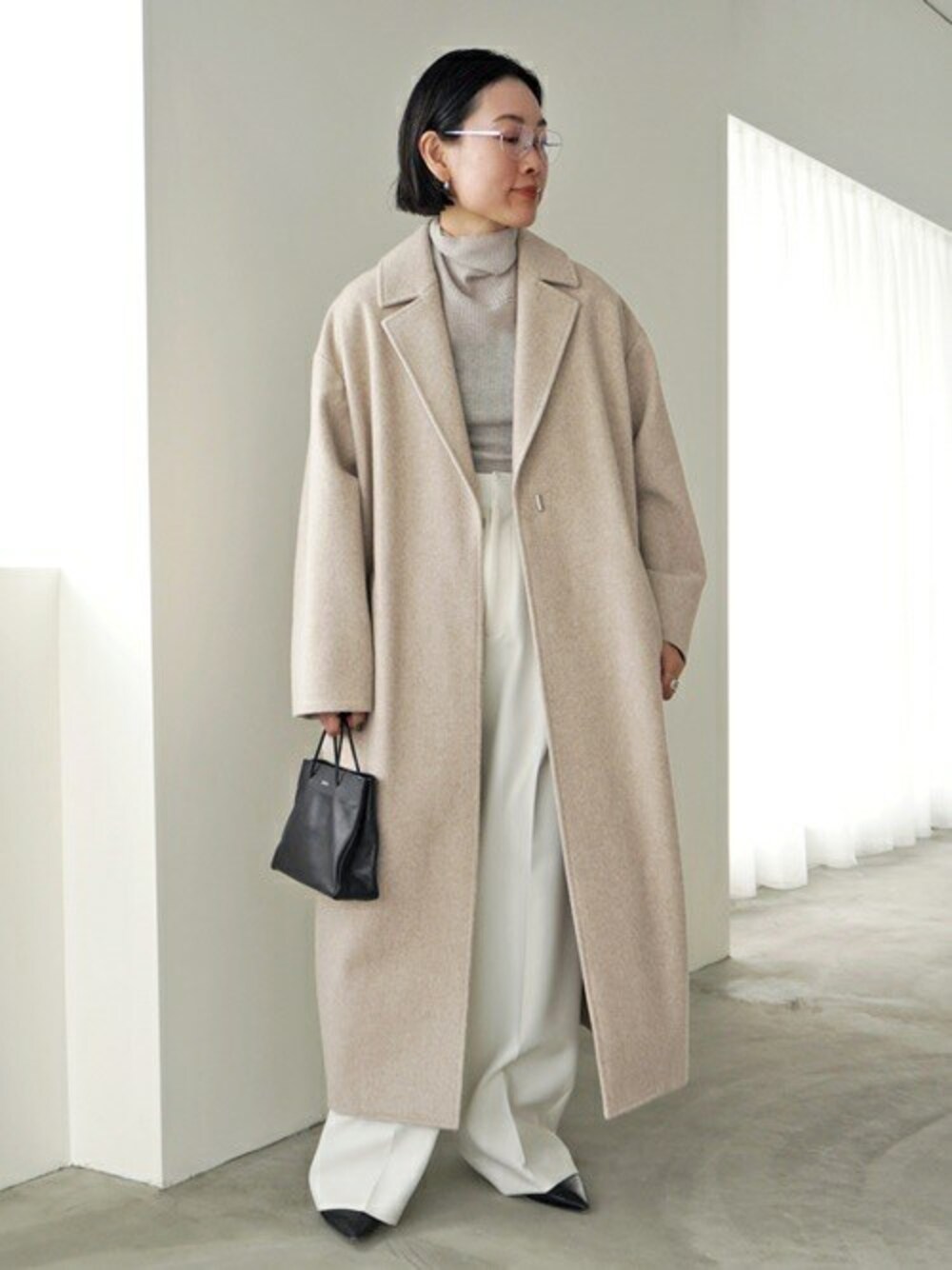 「チェスターコート、ウールコート、ニュアンスカラー、APSTUDIO、エーピーストゥディオ」｜「AP STUDIOのT/R Tuck Wide Pants（スラックス、ホワイト系）」を使った、ISHIIさん（レディース・158cm）の秋コーディネートの1枚目の写真