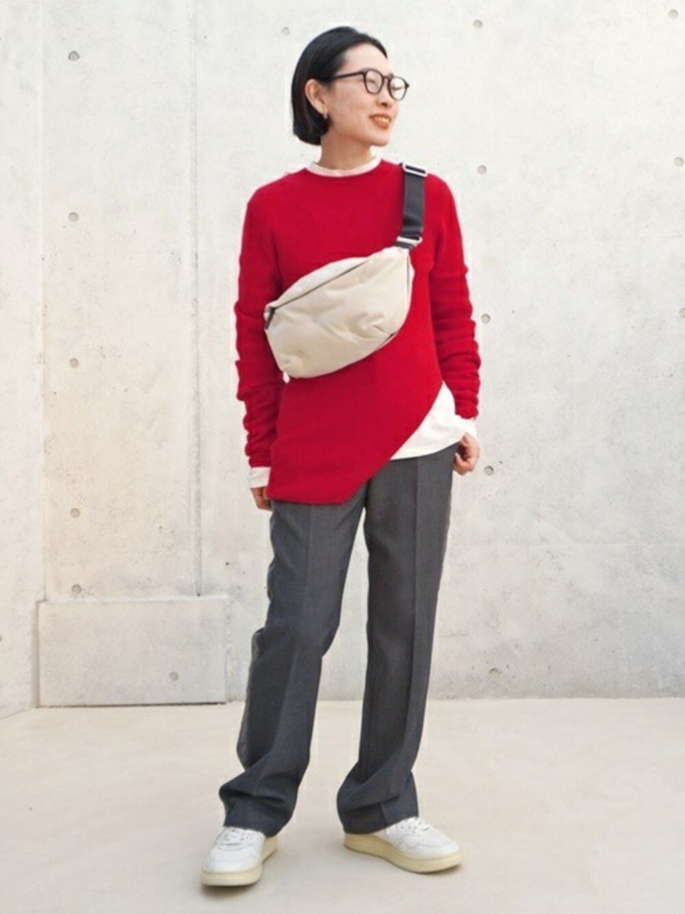 レッド系のニット/セーター、ホワイト系のTシャツ/カットソーを着用したレディースの秋コーディネートの1枚目の写真