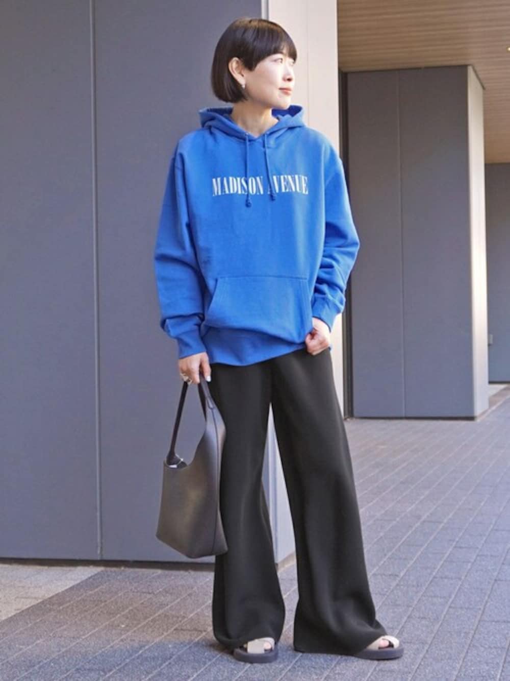 ブルー系のスウェット、ブラック系のその他パンツを着用したレディースの冬コーディネートの1枚目の写真