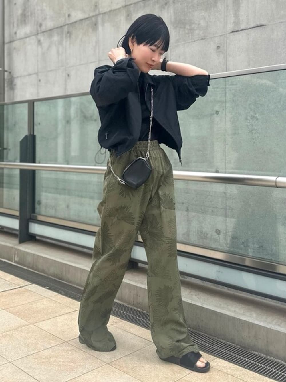 「ブルゾン、大人カジュアル、春コーデ、オフィススタイル、シアートップス、APSTUDIO、エーピーストゥディオ」｜「AP STUDIOのメモリーツイルブルゾン（ブルゾン、ブラック系）」を使った、ISHIIさん（レディース・158cm）の春コーディネートの1枚目の写真