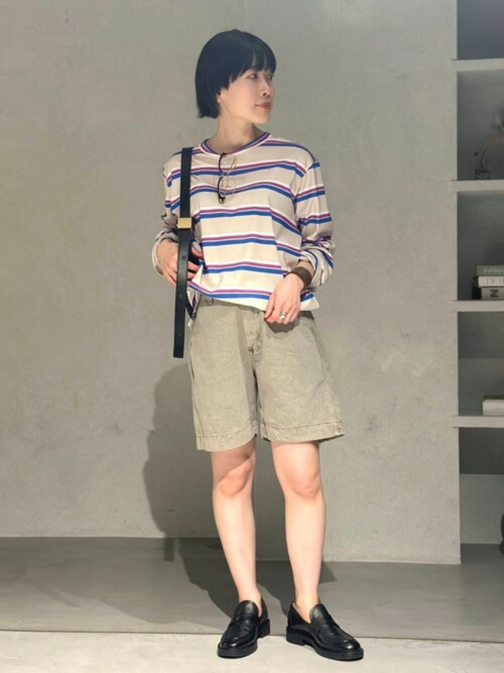 ベージュ系のTシャツ/カットソー、グリーン系のその他パンツ、ブラック系のローファーを着用したレディースの春コーディネートの1枚目の写真