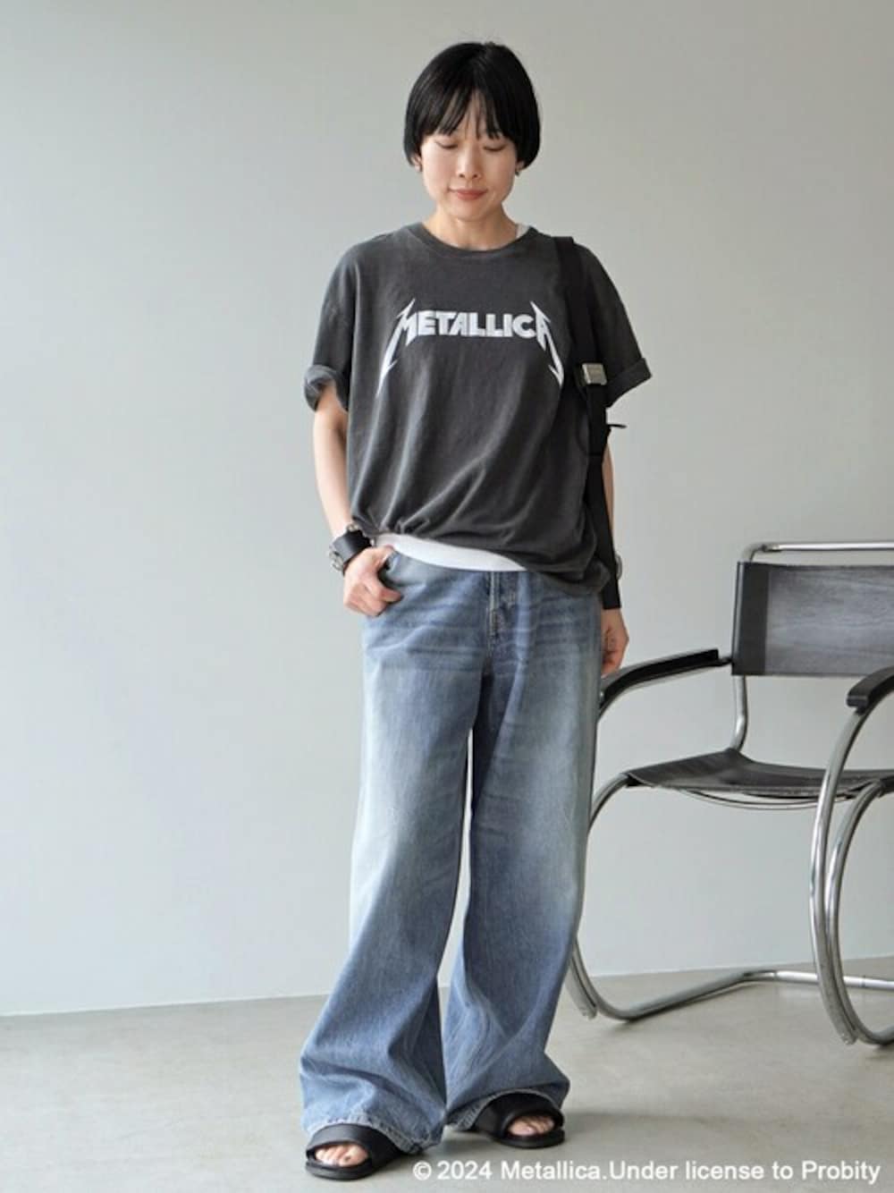 ブラック系のTシャツ/カットソー、ブルー系のデニムパンツ、ブラック系のショルダーバッグを着用したレディースの春コーディネートの1枚目の写真