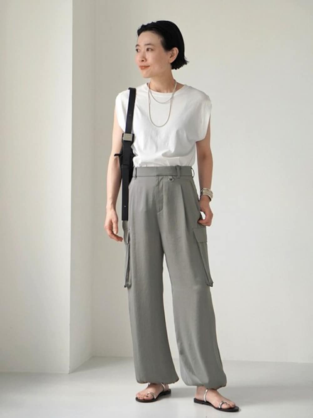 「大人カジュアル、カーゴパンツ、サテンパンツ、大人コーデ、APSTUDIO、エーピーストゥディオ、EVERYDAY I LIKE.」｜「EVERYDAY I LIKE.のライトサテンカーゴパンツ（カーゴパンツ、グリーン系）」を使った、ISHIIさん（レディース・158cm）の夏コーディネートの1枚目の写真