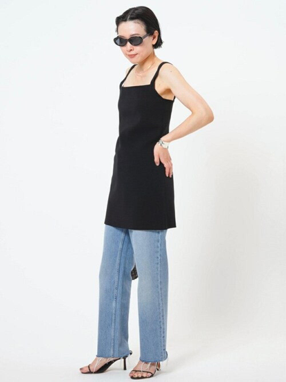 ブラック系のワンピース、ブラック系のシャツ/ブラウス、ブラック系のサンダルを着用したレディースの夏コーディネートの1枚目の写真