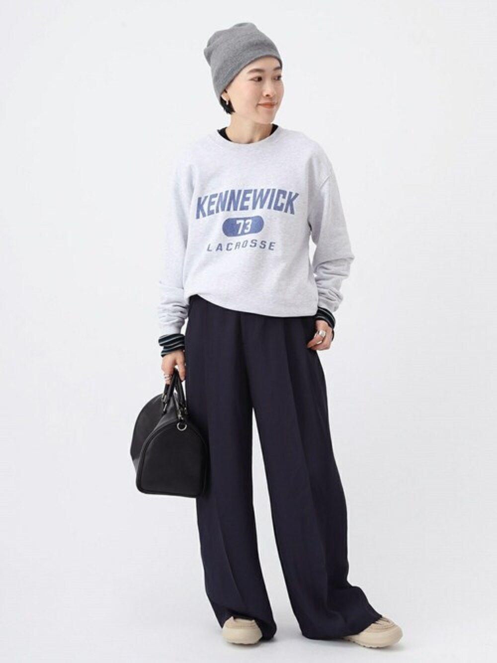 グレー系のスウェット、ブルー系のニット/セーター、ブルー系のスラックスを着用したレディースの夏コーディネートの1枚目の写真