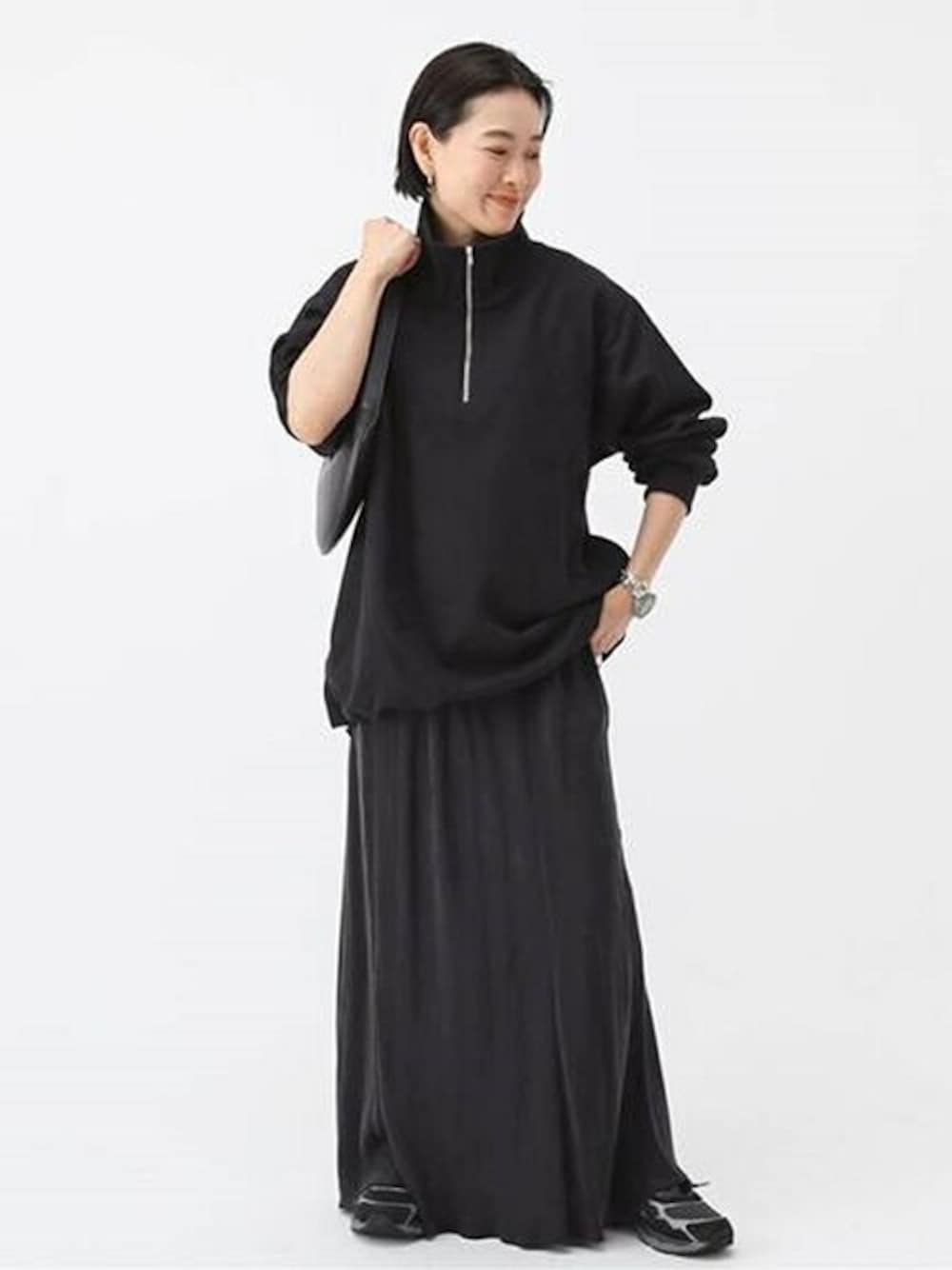 ブラック系のスウェット、ブラック系のスカート、シルバー系のアナログ腕時計を着用したレディースの秋コーディネートの1枚目の写真