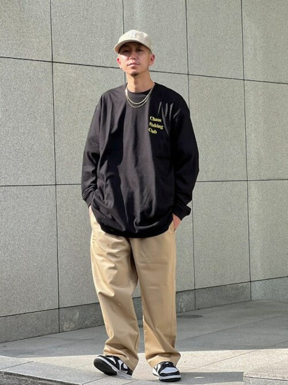 「NIKE、ストリート、NEWERA、ロンT、ワイドパンツ、chaosfishingclub」｜「BEAMS TのChaos Fishing Club / FISH LONG SLEEVE T-SHIRT（Tシャツ/カットソー、ブラック系）」を使った、BEAMS Tさん（メンズ・172cm）の春コーディネートの1枚目の写真