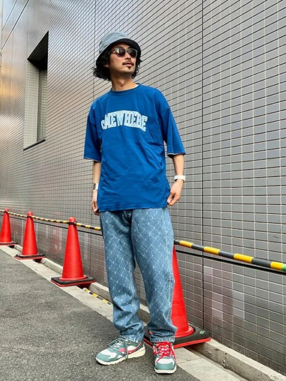 「ロゴT、サングラス、シンプルコーデ、patta、MIZUNO、diaspora skateboards」｜「Diaspora SkateboardsのDiaspora skateboards / Reversible Stripe Top（Tシャツ/カットソー、ブルー系）」を使った、BEAMS Tさん（メンズ・185cm）の春コーディネートの1枚目の写真