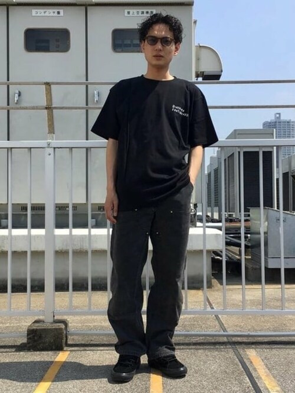 「ブラック、ワントーンコーデ、サングラス、シンプルコーデ、長場雄、diaspora skateboards」｜「Diaspora SkateboardsのDiaspora Skateboards × YU NAGABA / Magic Circle T-shirt（Tシャツ/カットソー、ブラック系）」を使った、BEAMS Tさん（メンズ・170cm）の夏コーディネートの1枚目の写真