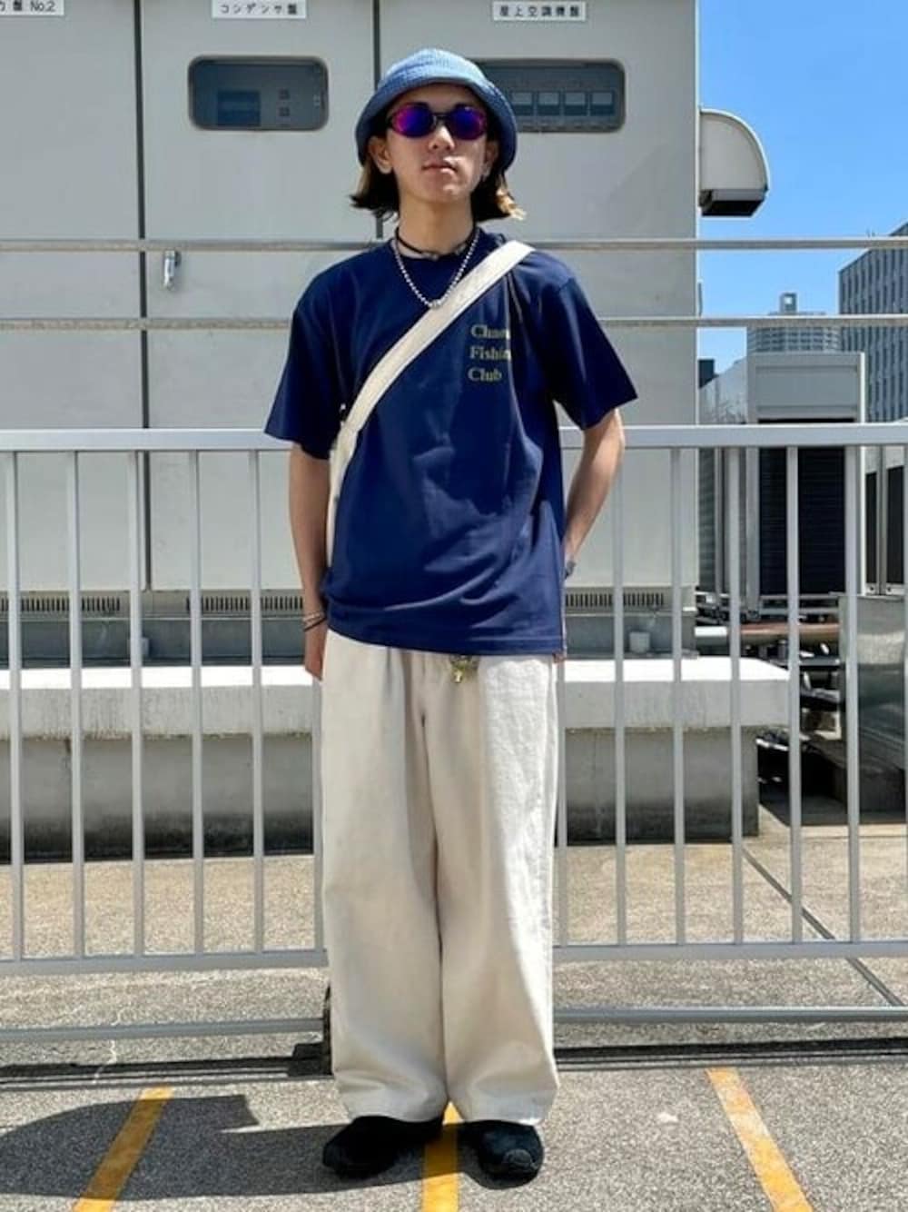 「トートバッグ、ロゴT、サングラス、休日スタイル、merrell、たすき掛け、INFIELDER DESIGN、chaos fishing club」｜「INFIELDER DESIGNのI/D MLB 2WAY BAG（トートバッグ、ブルー系）」を使った、BEAMS Tさん（メンズ・168cm）の夏コーディネートの1枚目の写真