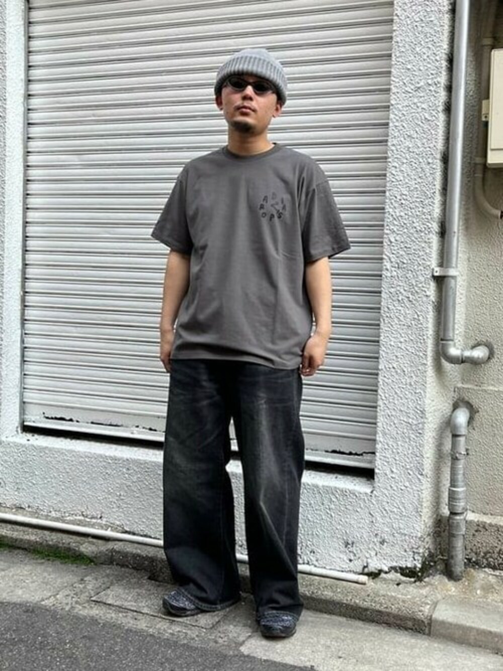 「ニット帽、ストリート、モノトーン、休日スタイル、春コーデ、crepuscule、diaspora skateboards、春服みてみて」｜「Diaspora SkateboardsのDiaspora Skateboards / Yudai Nishi Planet Tee（Tシャツ/カットソー、グレー系）」を使った、BEAMS Tさん（メンズ・166cm）の春コーディネートの1枚目の写真