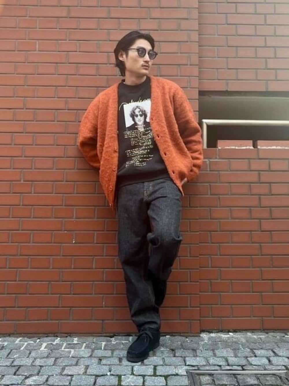 「カーディガン、デニム、冬コーデ、お出かけコーデ、John lennon、wiffle、new.、ファッションを楽しもう」｜「wiffleのWIFFLE / John Lennon Crewneck Sweat（スウェット、ブラック系）」を使った、BEAMS Tさん（メンズ・169cm）の秋コーディネートの1枚目の写真