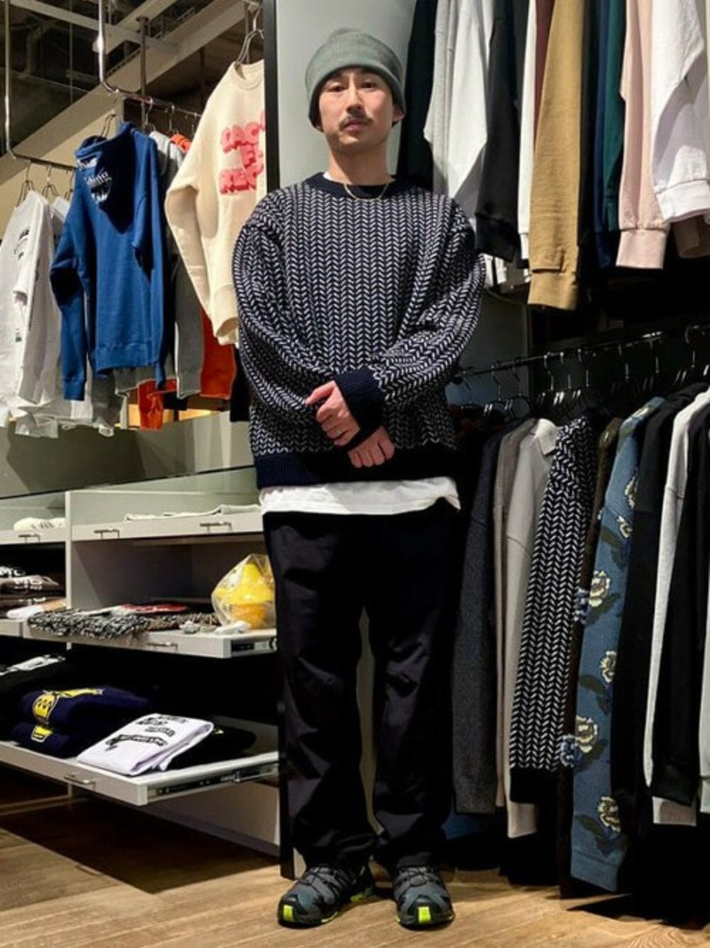 「スニーカー、ニット、ビッグシルエット、ニット帽、ストリート、冬コーデ、モノトーン、chaosfishingclub、poval、ファッションを楽しもう」｜「cabaret povalのPOVAL / Easten Bloc Beanie（ニットキャップ/ビーニー、グレー系）」を使った、BEAMS Tさん（メンズ・172cm）の秋コーディネートの1枚目の写真