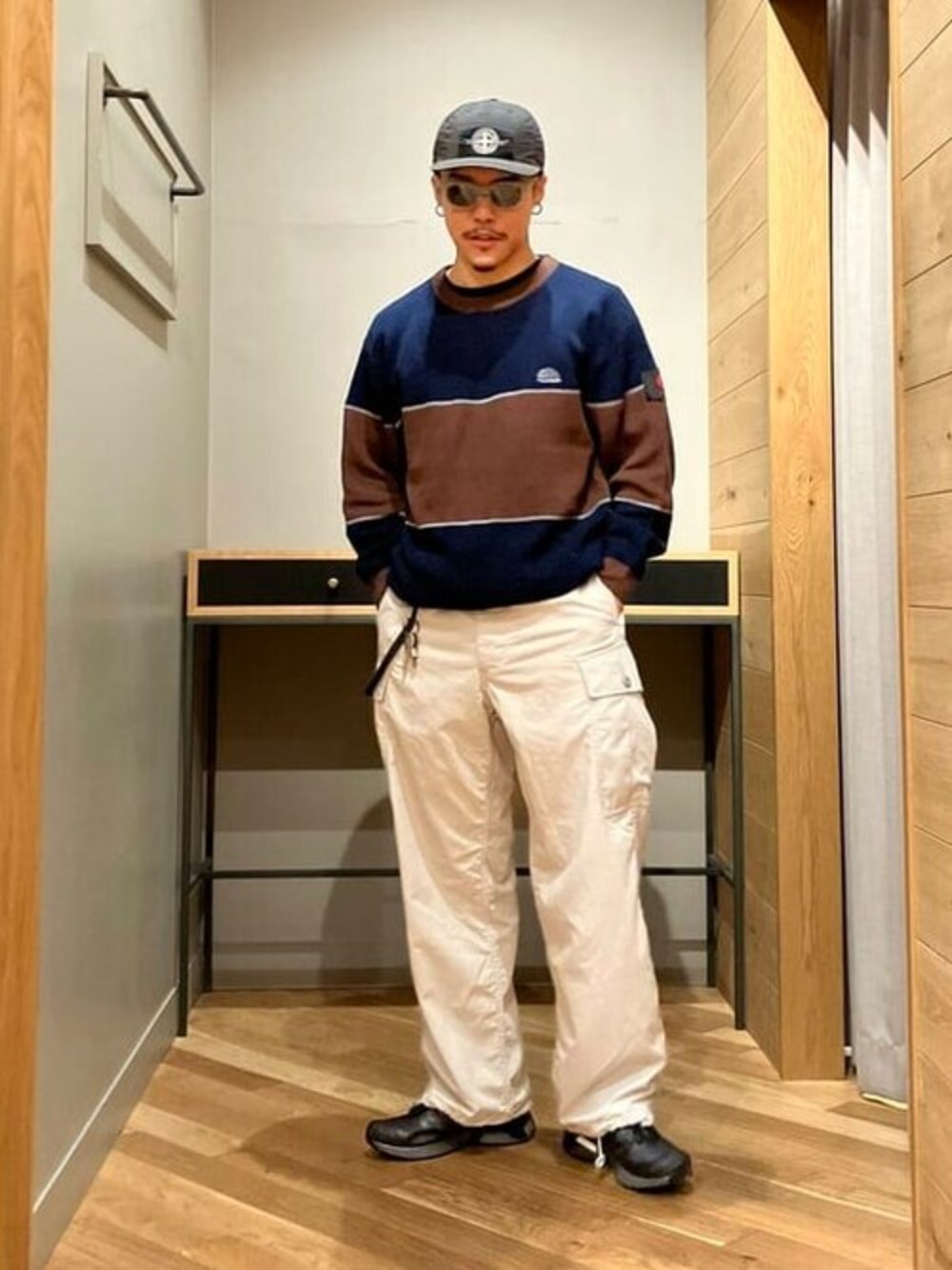 「ニット、キャップ、ストリート、冬コーデ、休日スタイル、hellrazor」｜「HellrazorのHELLRAZOR / BIG STRIPE CREW KNIT（ニット/セーター、ブルー系）」を使った、BEAMS Tさん（メンズ・171cm）の冬コーディネートの1枚目の写真