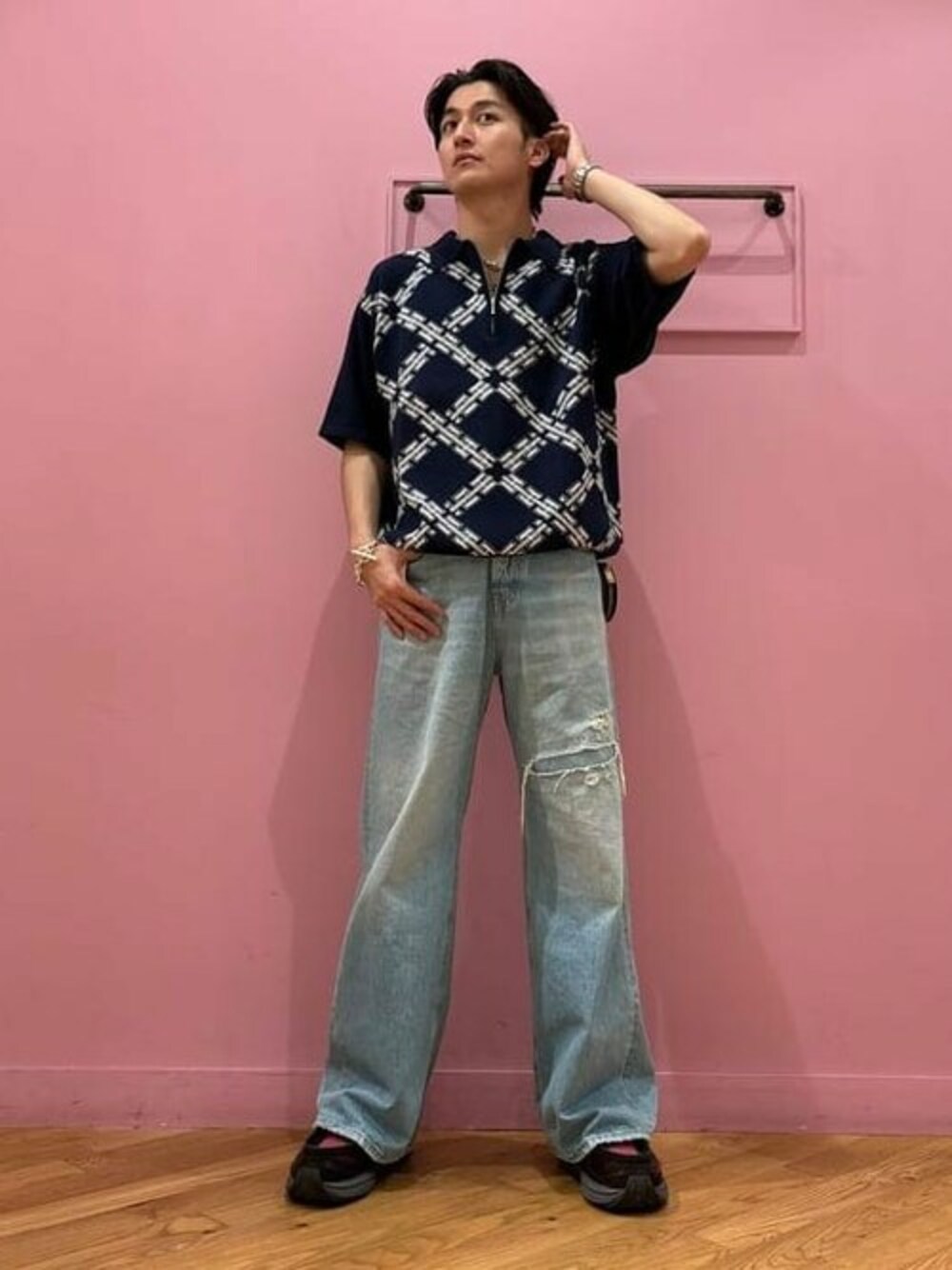 「デニム、ストリート、ポロシャツ、デートコーデ、ハーフジップ、hellrazor」｜「HellrazorのHELLRAZOR / H CHAIN POLO KNIT（ポロシャツ、ブルー系）」を使った、BEAMS Tさん（メンズ・182cm）の春コーディネートの1枚目の写真