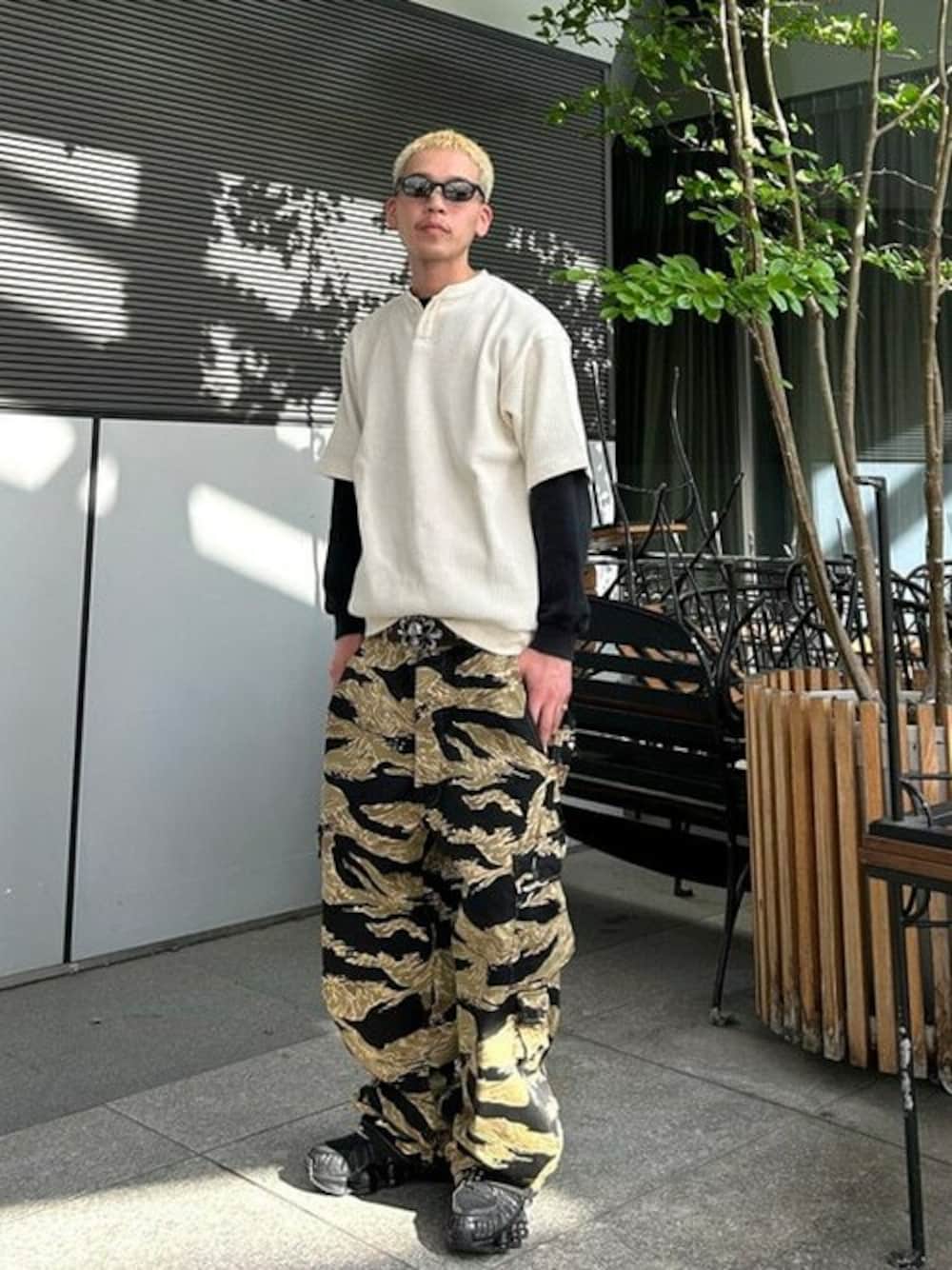 「ストリート、春夏コーデ、ワッフル、ヘンリーネック、BUZZ RICKSON'S」｜「BEAMS TのBEAMS T / HENLEYNECK WAFFLE TEE（Tシャツ/カットソー、ベージュ系）」を使った、BEAMS Tさん（メンズ・173cm）の春コーディネートの1枚目の写真