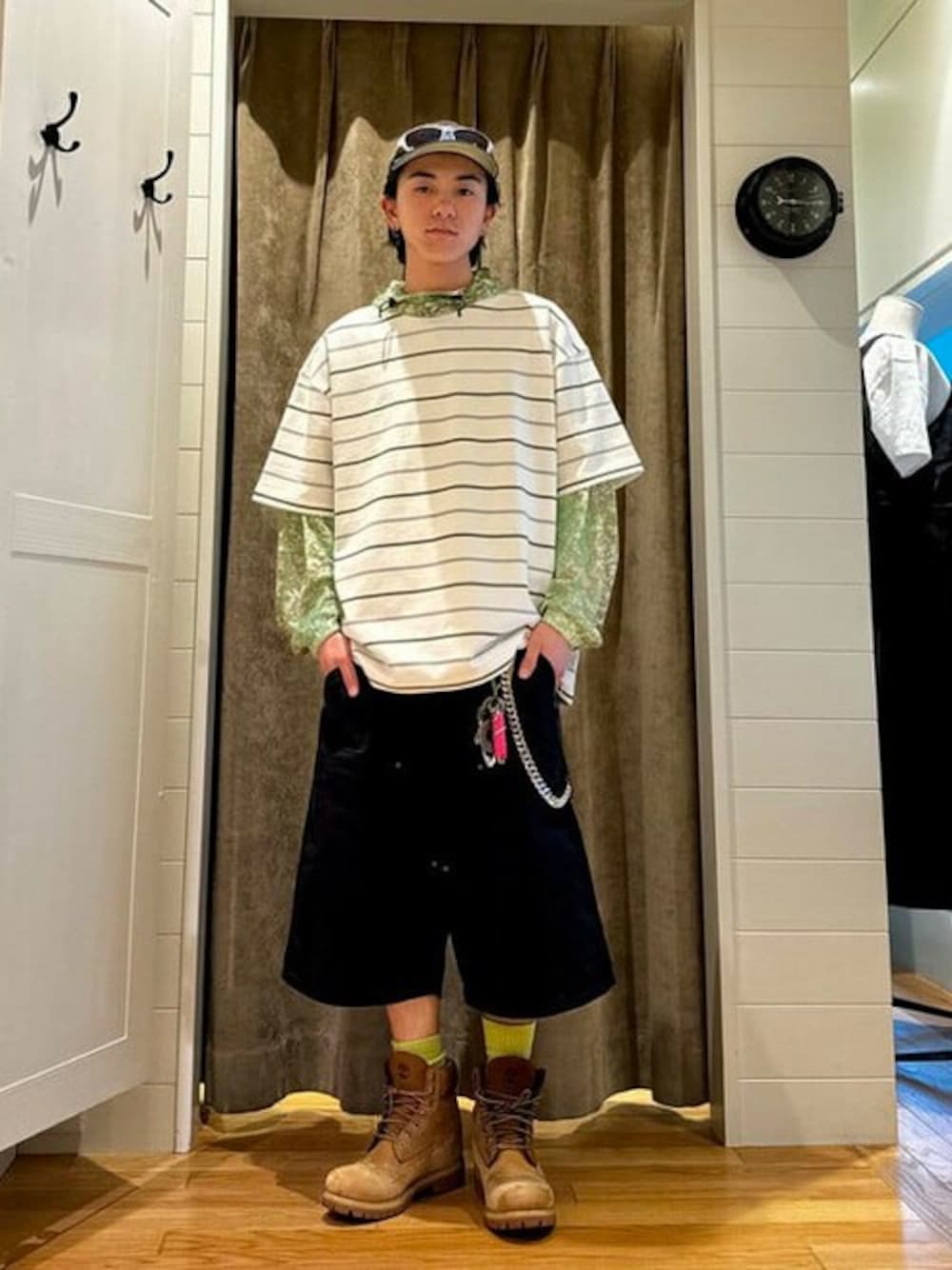 「ボーダー、キャップ、サングラス、レイヤードスタイル、ハーフパンツ、Timberland、春夏コーデ、ONEITA」｜「BEAMSのBEAMS / ダブルニー ショートパンツ（その他パンツ、ブラック系）」を使った、BEAMS Tさん（メンズ・168cm）の夏コーディネートの1枚目の写真