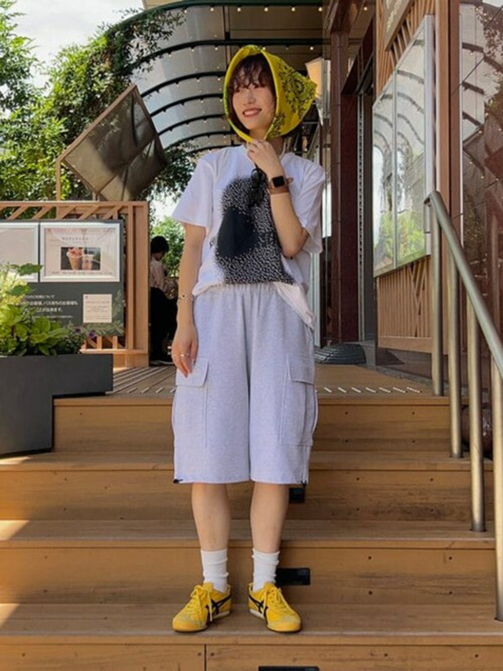 シルバー系のカーゴパンツ、ホワイト系のTシャツ/カットソーを着用したレディースの夏コーディネートの1枚目の写真