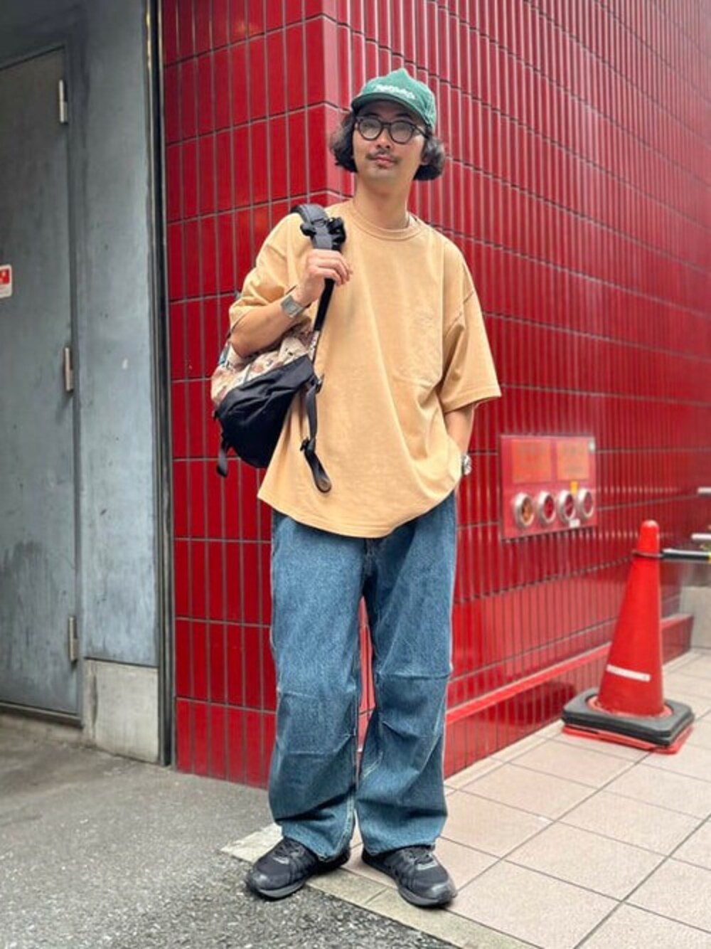 「デニム、Gregory、GRAMICCI、夏コーデ、Hamilton、ONEITA、夏だ！Tシャツ着よう！」｜「BEAMSのONEITA / Pigment Dye T-shirt（Tシャツ/カットソー、ベージュ系）」を使った、BEAMS Tさん（メンズ・185cm）の夏コーディネートの1枚目の写真
