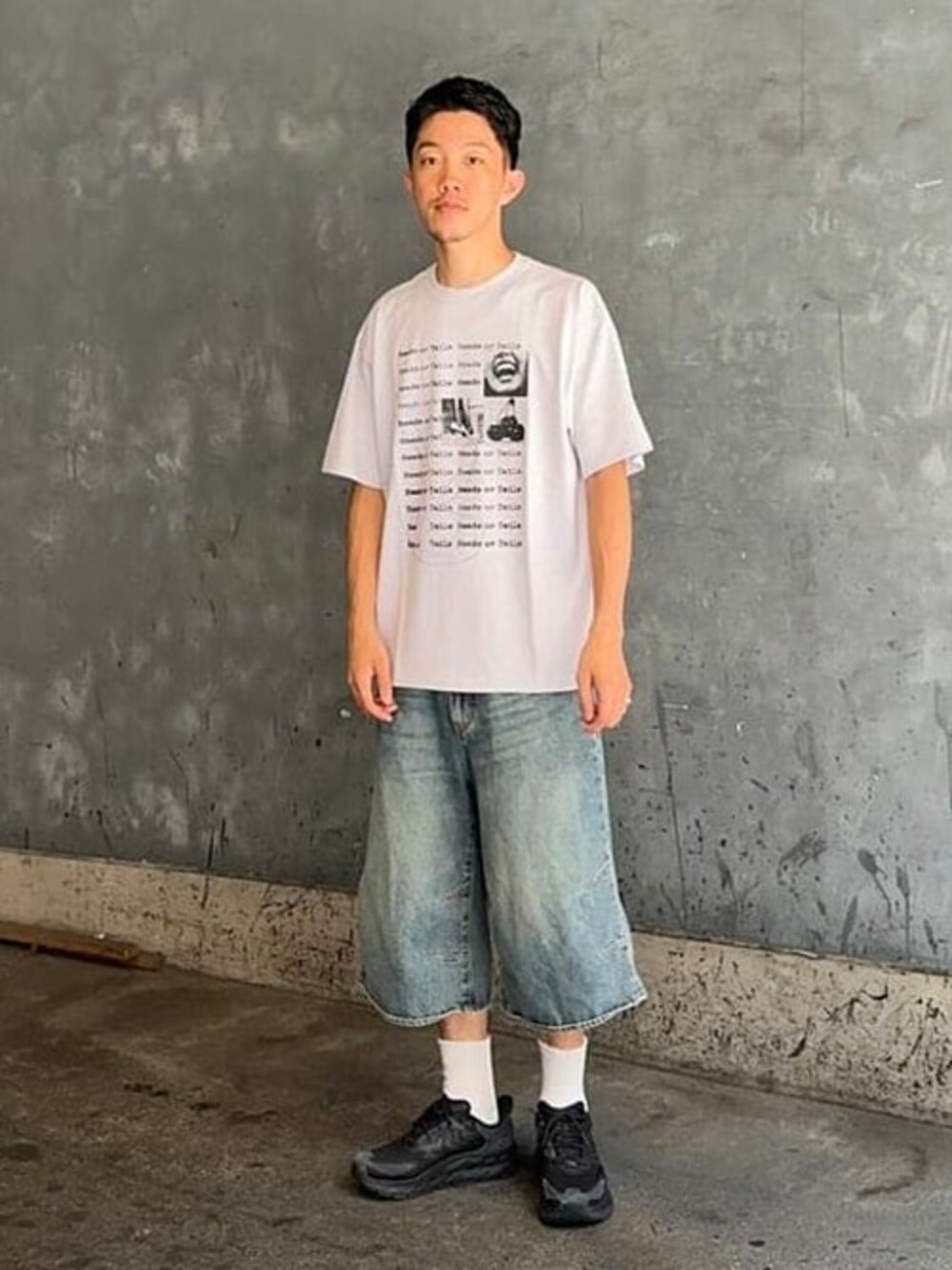 「スニーカー、デニム、Tシャツ、ストリート、シンプルコーデ、HOKA」｜「BEAMS TのYabiku Henrique Yudi / T-shirt（Tシャツ/カットソー、グレー系）」を使った、BEAMS Tさん（メンズ・175cm）の夏コーディネートの1枚目の写真