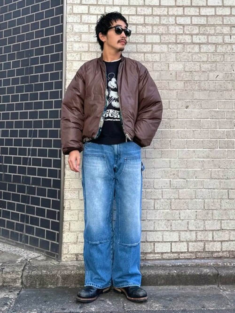「スウェット、デニム、アウター、サングラス、Dickies、リバーシブル、disney、ray-ban、wiffle」｜「DisneyのWiffle / MICKEY MOUSE CREWNECK SWEAT（スウェット、ブラック系）」を使った、BEAMS Tさん（メンズ・169cm）の秋コーディネートの1枚目の写真
