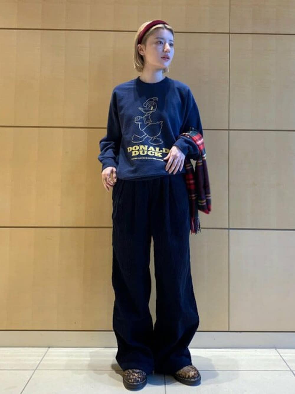 「スウェット、コーデュロイ、ワイドパンツ、メンズライク、ディズニー、wiffle」｜「DisneyのWIFFLE / DONALD DUCK CREWNECK SWEAT（スウェット、ブルー系）」を使った、BEAMS Tさん（レディース・163cm）の秋コーディネートの1枚目の写真