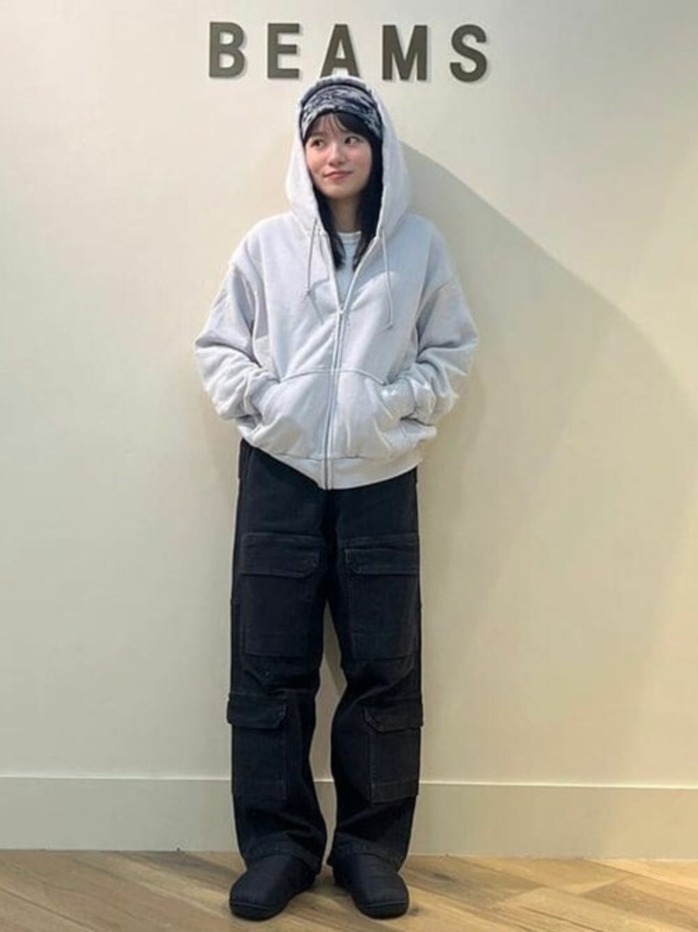 「デニム、パーカー、ジップパーカ、ストリート、メンズライク、FRUIT OF THE LOOM、SUBU」｜「FRUIT OF THE LOOMのFRUIT OF THE LOOM / PIGMENT FULL ZIP PARKA（パーカー、グレー系）」を使った、BEAMS Tさん（レディース・160cm）の秋コーディネートの1枚目の写真