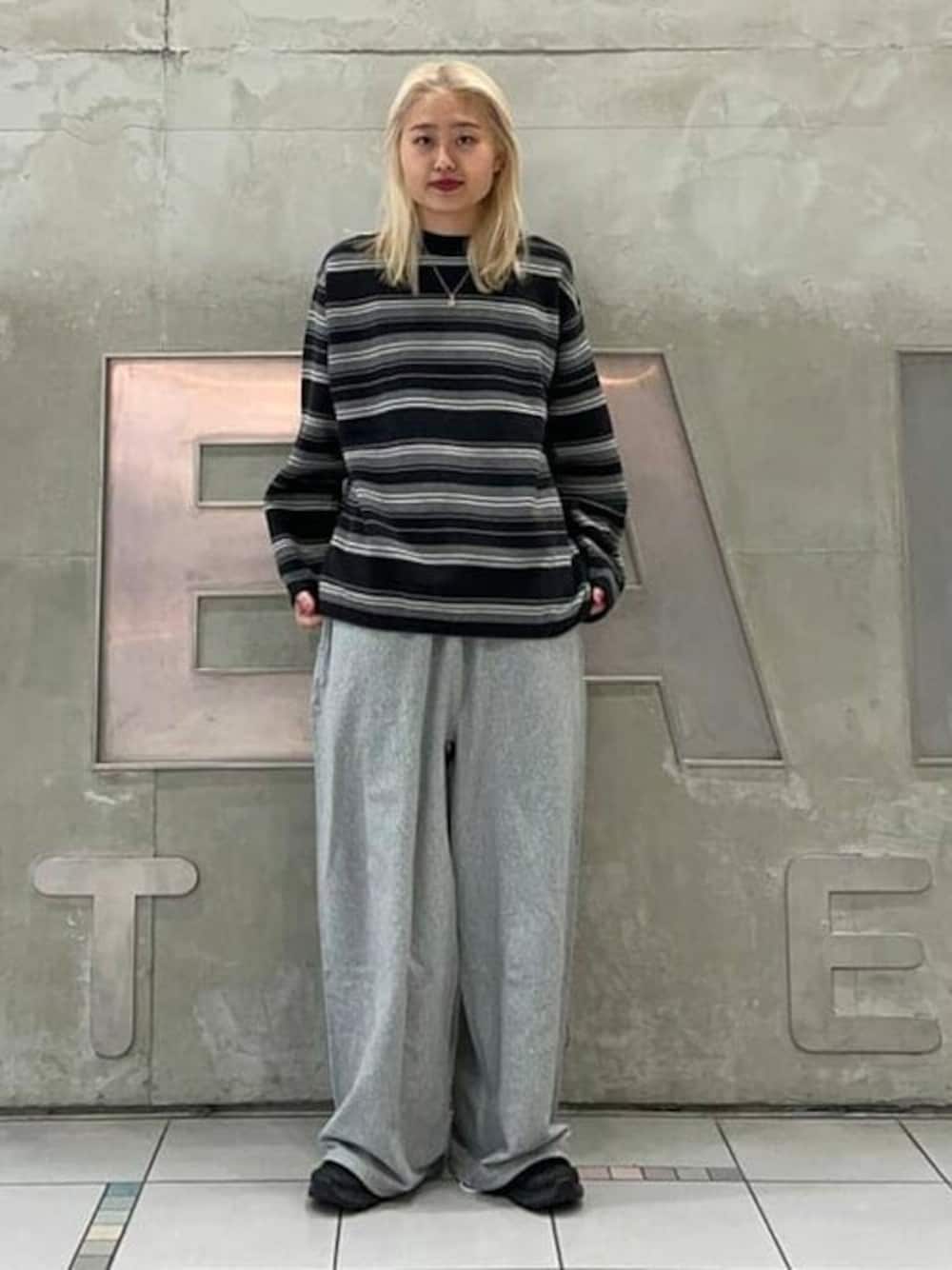 グレー系のTシャツ/カットソー、グレー系のスウェットパンツを着用したレディースの冬コーディネートの1枚目の写真