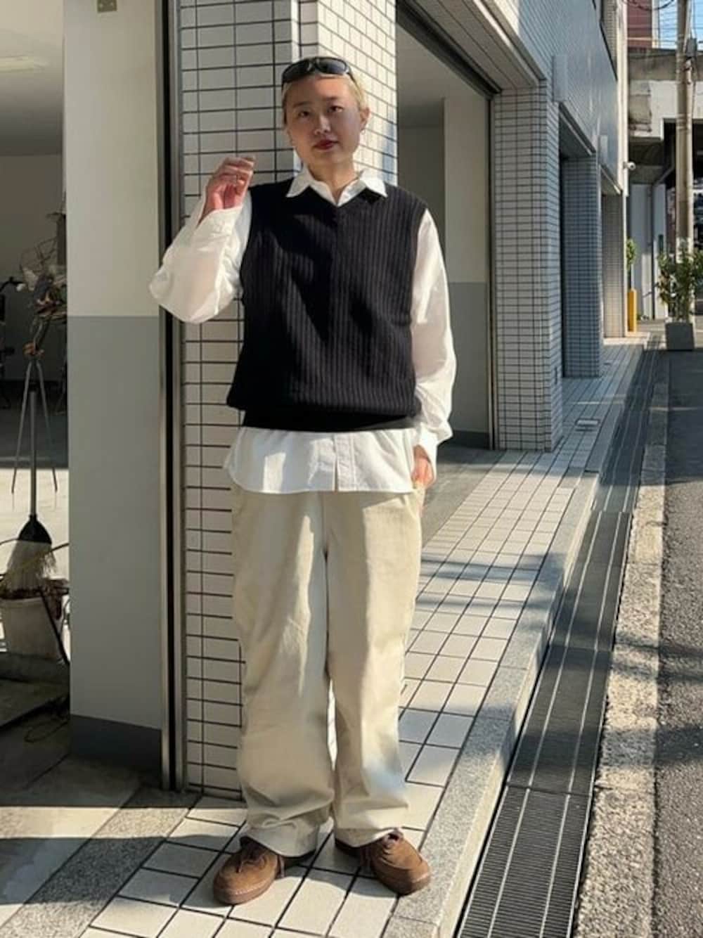 「ニットベスト、シンプルコーデ、シャツスタイル、crepuscule」｜「crepusculeのcrepuscule / Stripe Mesh Vest（ベスト、ブラック系）」を使った、BEAMS Tさん（レディース・168cm）の春コーディネートの1枚目の写真