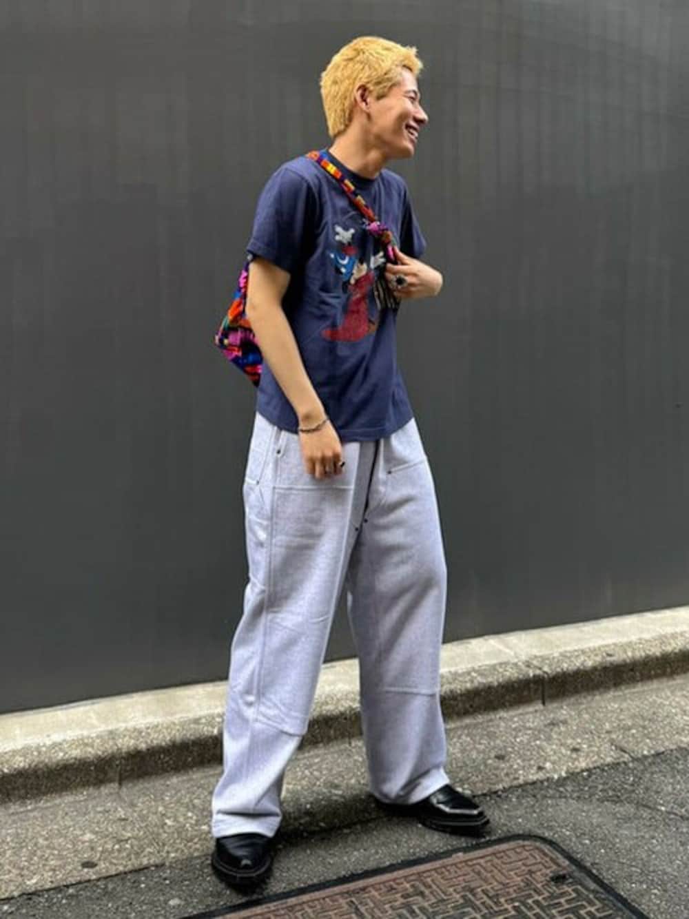 「スウェットパンツ、disney、ディズニー、シンプルコーデ、GOOD ROCK SPEED、ダブルニー」｜「Disneyの【別注】GOOD ROCK SPEED /  FANTASIA③（Tシャツ/カットソー、ブルー系）」を使った、BEAMS Tさん（メンズ・175cm）の春コーディネートの1枚目の写真