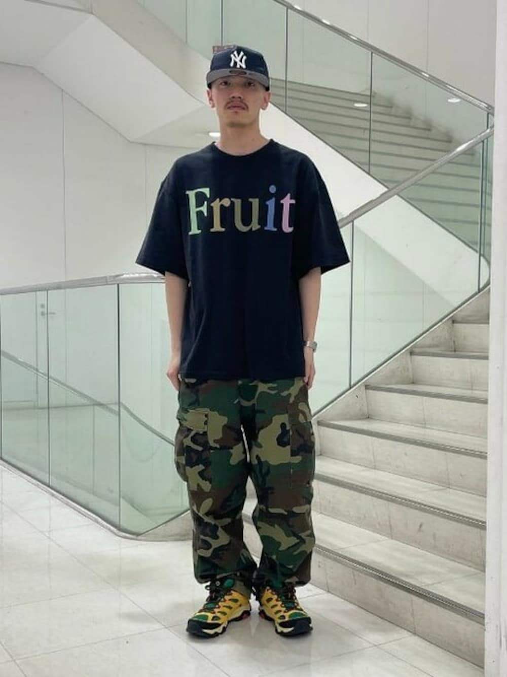 ブラック系のTシャツ/カットソー、ブルー系のハットを着用したメンズの春コーディネートの1枚目の写真